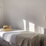 Rent a room of 100 m² in lisbon