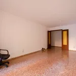 Rent a room of 100 m² in valencia