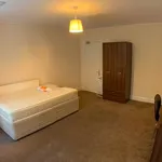 Rent 3 bedroom flat in Glasgow