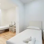 Rent 4 bedroom apartment of 133 m² in Barcelona