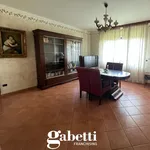 Rent 8 bedroom house of 350 m² in Vitulazio