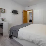 Rent a room of 200 m² in madrid