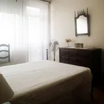 Rent a room of 100 m² in porto