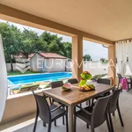 Rent 3 bedroom house of 115 m² in Ližnjan