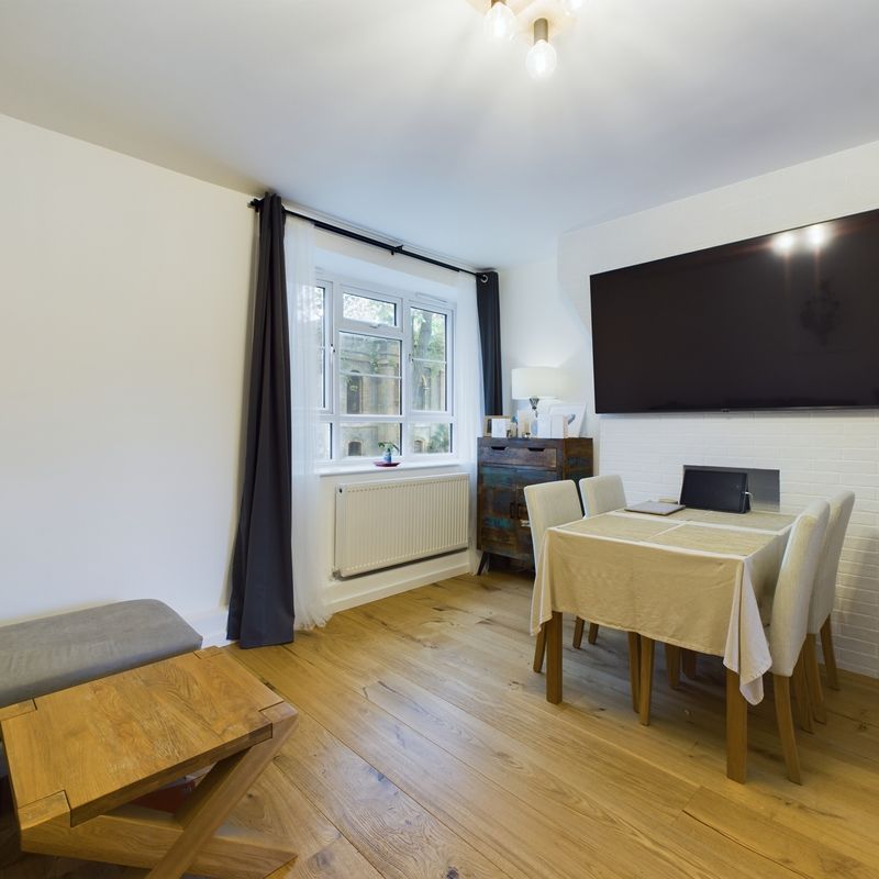 Beautifully remodelled exLA 3 bed flat just off Pitfield Street Willaston