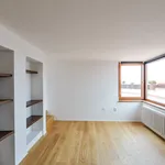 Pronajměte si 6 ložnic/e dům o rozloze 305 m² v Prague