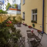 Pronajměte si 2 ložnic/e byt o rozloze 72 m² v Prague