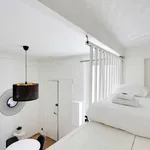 Rent 1 bedroom apartment of 200 m² in Paris