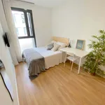 Rent a room of 100 m² in Sevilla