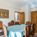 Rent a room of 450 m² in Oeiras