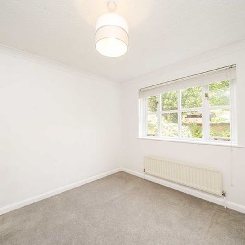 Flat to rent in Thames Street, Sunbury-On-Thames TW16
