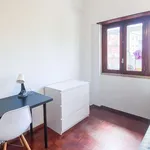 Rent a room of 100 m² in lisbon