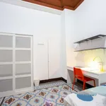 Rent a room of 300 m² in valencia