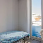 Rent a room of 100 m² in porto