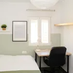 Rent a room of 97 m² in Granada