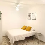 Rent a room of 100 m² in Sevilla