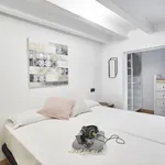 Rent 5 bedroom apartment of 95 m² in Barcelona