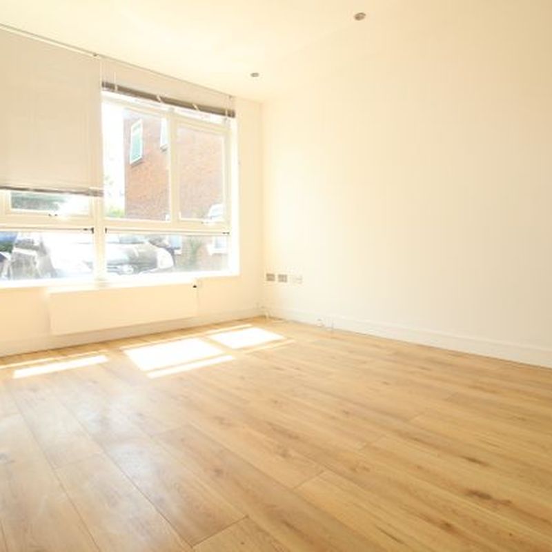 Flat to rent in Oak Road, Leatherhead KT22 Leatherhead Common