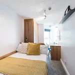 Rent 4 bedroom apartment in Leeds