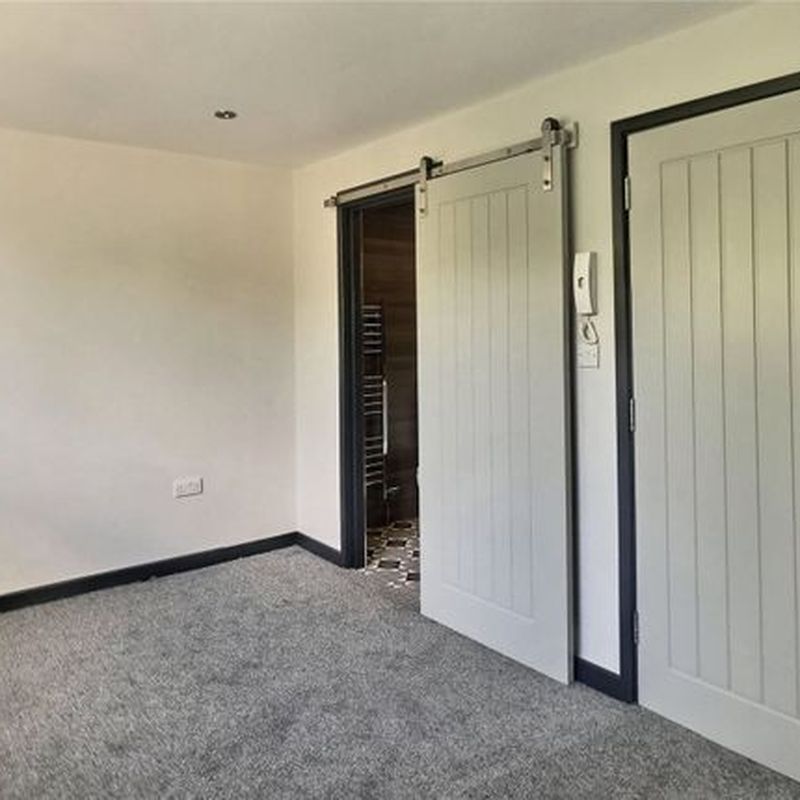 Room to rent in Blacker Road, Birkby, Huddersfield HD2