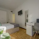 Rent a room of 220 m² in madrid