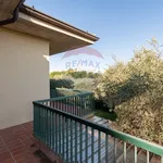 Rent 5 bedroom house of 220 m² in Padenghe sul Garda