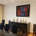 Quartier Châtelain
L’appartement près du quartier du Châtelain, à 5 minutes de la place Stéphanie et de l’avenue Louise est entièrement meublé dans un style luxueux avec un revêtement de