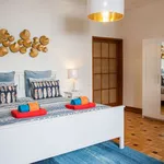 Rent a room of 300 m² in porto