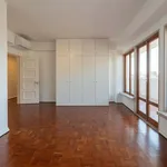 Rent 4 bedroom apartment of 201 m² in Lisbon