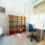 Rent a room of 120 m² in Sevilla