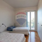 Rent 5 bedroom house of 220 m² in Padenghe sul Garda