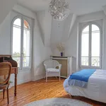 Maison de 305 m² avec 9 chambre(s) en location à Palaiseau