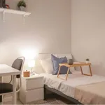 Rent 4 bedroom apartment of 53 m² in Madrid