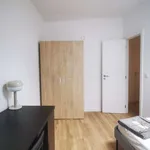 Rent a room of 150 m² in porto