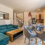 Rent 3 bedroom house of 77 m² in Pula