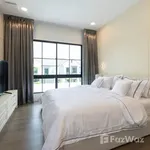 Rent 4 bedroom house of 302 m² in Bangkok