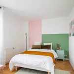 Rent 4 bedroom apartment in Paris