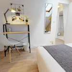 Rent 4 bedroom apartment in Paris