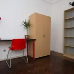 Rent a room of 100 m² in lisbon