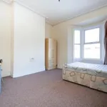 Rent 3 bedroom flat in Heaton