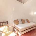 Rent a room of 80 m² in lisbon