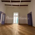 Affitto 5 camera appartamento di 355 m² in Naples