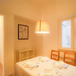 Rent a room of 100 m² in Queluz