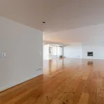 Rent 4 bedroom apartment of 250 m² in Porto