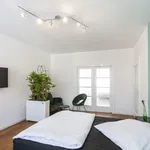 Miete 3 Schlafzimmer wohnung von 1023 m² in Frankfurt