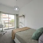 Rent a room of 300 m² in Lisbon