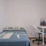 Rent a room of 240 m² in madrid