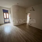 Affitto 3 camera appartamento di 117 m² in Brusimpiano