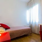 Rent a room of 77 m² in Madrid