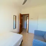 Rent a room of 100 m² in Sevilla